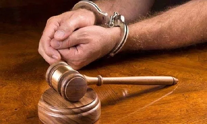 حبس مدرب كاراتيه لمدة 15 يومًا بتهمة الاعتداء الجنسي على طفل في الفيوم. حبس مدرب كاراتيه لمدة 15 يومًا بتهمة الاعتداء الجنسي على طفل في الفيوم.