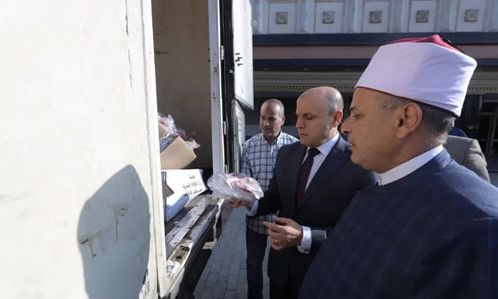 محافظ كفر الشيخ يوزع 2 طن من لحوم الأضاحي على الأسر المحتاجة. محافظ كفر الشيخ يوزع 2 طن من لحوم الأضاحي على الأسر المحتاجة.