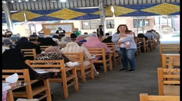 لقطة إنسانية.. معلمة جامعية تحمل طفلاً لمدة ساعتين لتساعد والدتها في امتحانها.. فيديو