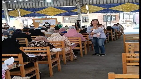 لقطة إنسانية.. معلمة جامعية تحمل طفلاً لمدة ساعتين لتساعد والدتها في امتحانها.. فيديو لقطة إنسانية.. معلمة جامعية تحمل طفلاً لمدة ساعتين لتساعد والدتها في امتحانها.. فيديو