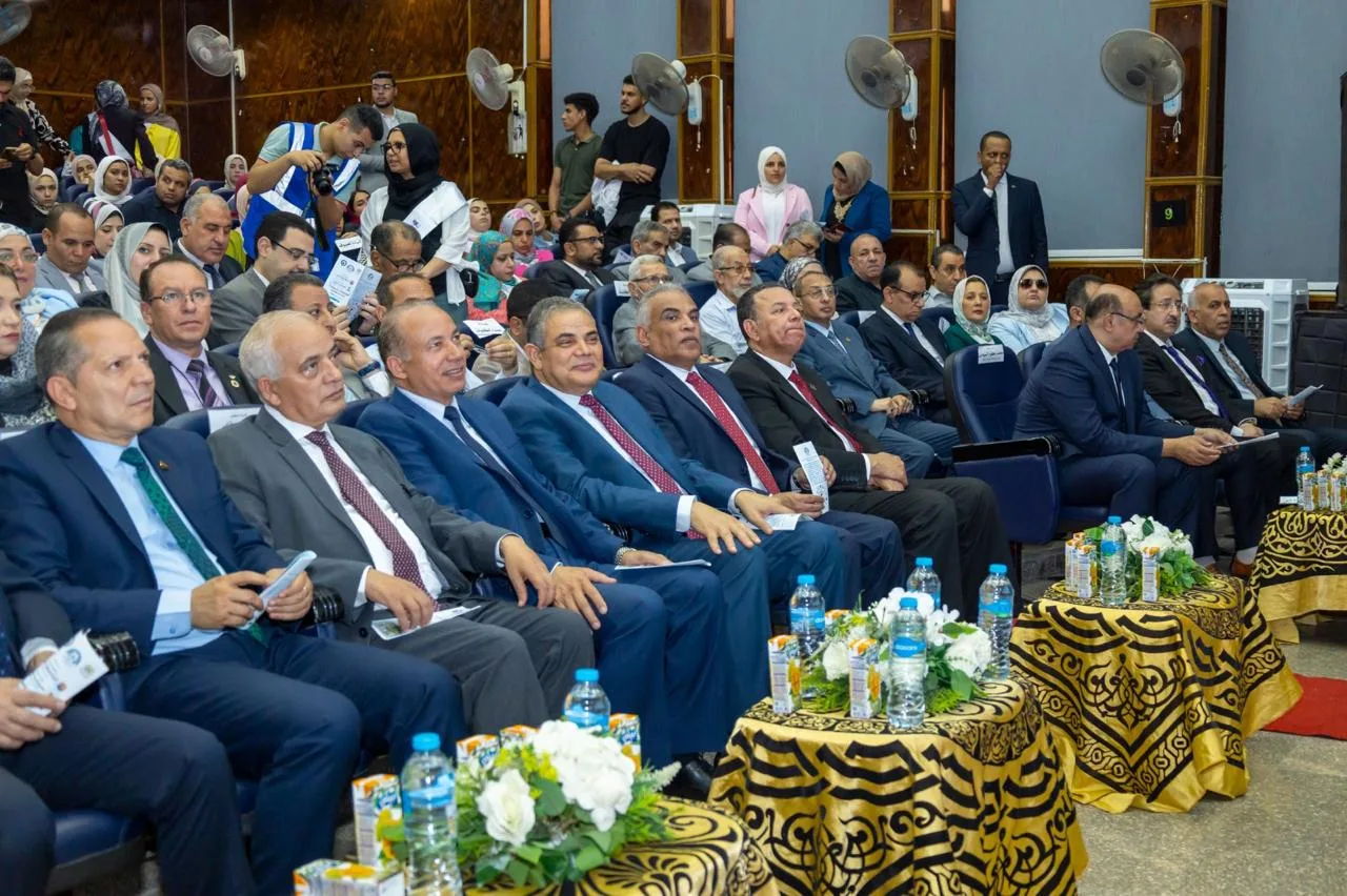 رئيس جامعة طنطا يشارك في قمة جامعات إقليم الدلتا حول الاستدامة والتنمية، تحت شعار “من التحدي إلى الانطلاق”، والتي تستضيفها جامعة المنصورة. رئيس جامعة طنطا يشارك في قمة جامعات إقليم الدلتا حول الاستدامة والتنمية، تحت شعار “من التحدي إلى الانطلاق”، والتي تستضيفها جامعة المنصورة.