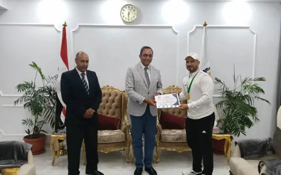 محافظ قنا يكرم بطل العالم في الووشو كونغ فو اعترافًا بإنجازاته العالمية محافظ قنا يكرم بطل العالم في الووشو كونغ فو اعترافًا بإنجازاته العالمية