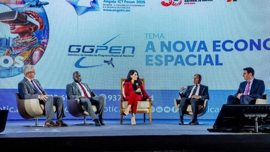 الرئيس التنفيذي لهيئة الفضاء المصرية يشارك في المؤتمر الدولي لتكنولوجيا المعلومات والاتصالات في أنغولا. الرئيس التنفيذي لهيئة الفضاء المصرية يشارك في المؤتمر الدولي لتكنولوجيا المعلومات والاتصالات في أنغولا.