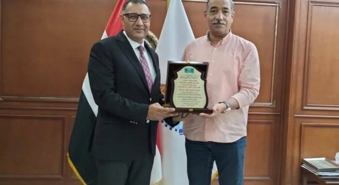 رئيس مدينة الغردقة يقدر مدير جهاز تنمية المشروعات لتميزه في الأداء رئيس مدينة الغردقة يقدر مدير جهاز تنمية المشروعات لتميزه في الأداء