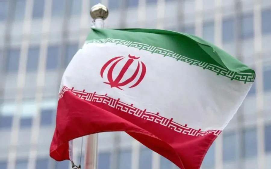 إيران تحذر القناتين العبرية 12 و14 من الإخلاء بعد استهداف مقر إذاعتها بالقصف إيران تحذر القناتين العبرية 12 و14 من الإخلاء بعد استهداف مقر إذاعتها بالقصف