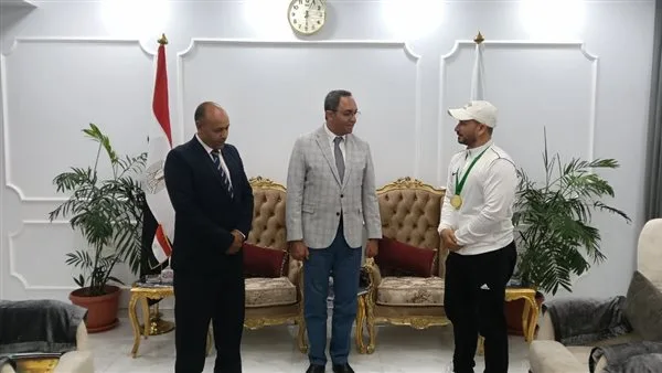 محافظ قنا يكرم بطل العالم في الووشو كونغ فو تقديرًا لنجاحاته العالمية. محافظ قنا يكرم بطل العالم في الووشو كونغ فو تقديرًا لنجاحاته العالمية.