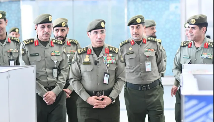اللواء المربع يتفقد الخدمات المقدمة لحجاج بيت الله في جوازات مطار المدينة المنورة اللواء المربع يتفقد الخدمات المقدمة لحجاج بيت الله في جوازات مطار المدينة المنورة