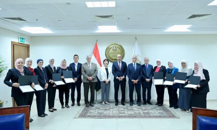وزير التعليم ونائب رئيس “جايكا” يكرمان الدورة الرابعة من مدربي أنشطة التوكاتسو. وزير التعليم ونائب رئيس “جايكا” يكرمان الدورة الرابعة من مدربي أنشطة التوكاتسو.