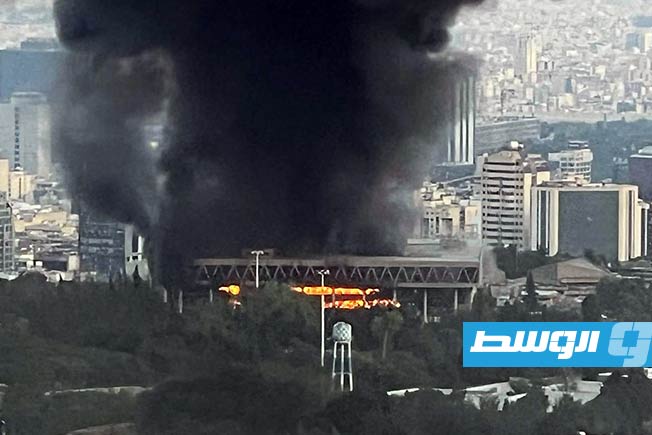 أعمدة الدخان ترتفع من مني التلفزيون الرسمي الإيراني عقب الضربة الإسرائيلية. (الإنترنت)