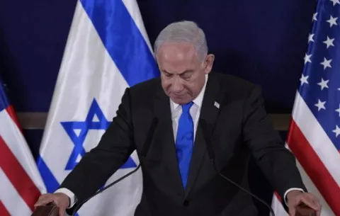 على الرغم من اعتراضات ترامب.. نتنياهو لا يستبعد قتل خامنئي ويدعي أن إيران تسعى إلى “حرب دائمة” وتدفع إسرائيل نحو حافة حرب نووية. على الرغم من اعتراضات ترامب.. نتنياهو لا يستبعد قتل خامنئي ويدعي أن إيران تسعى إلى “حرب دائمة” وتدفع إسرائيل نحو حافة حرب نووية.