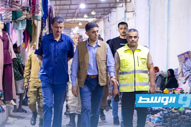 إخلاء الباعة الجائلين من أمام سوق التوانسة بالساحل الشرقي في درنة. (المكتب الإعلامي لمديرية الأمن)