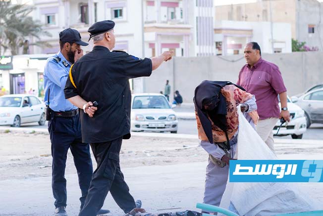إخلاء الباعة الجائلين من أمام سوق التوانسة بالساحل الشرقي في درنة. (المكتب الإعلامي لمديرية الأمن)