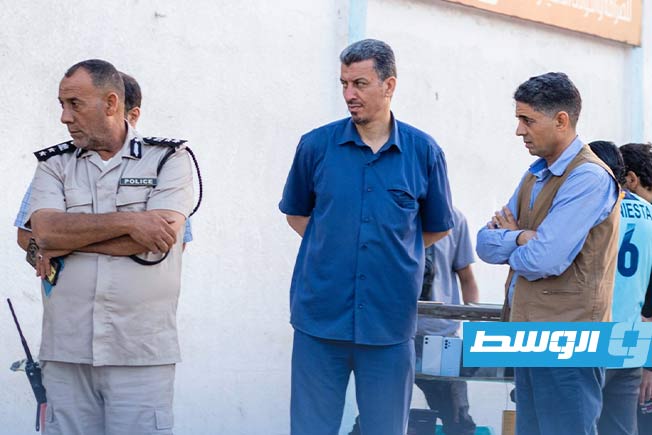إخلاء الباعة الجائلين من أمام سوق التوانسة بالساحل الشرقي في درنة. (المكتب الإعلامي لمديرية الأمن)