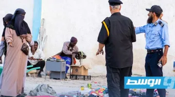 إزالة الباعة المتجولين من أمام سوق التوانسة في الساحل الشرقي لدرنة