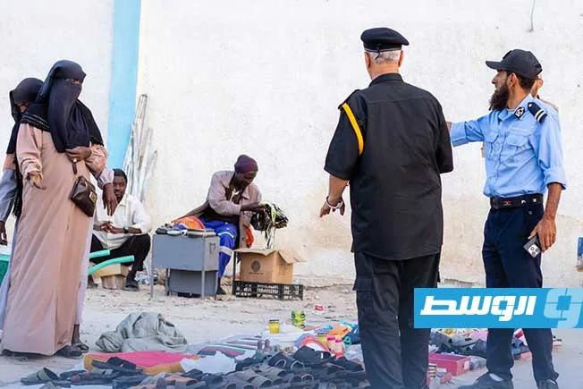 إزالة الباعة المتجولين من أمام سوق التوانسة في الساحل الشرقي لدرنة إزالة الباعة المتجولين من أمام سوق التوانسة في الساحل الشرقي لدرنة