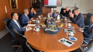 سفير مصر في برلين يناقش مع رئيس وزراء ولاية ساكسونيا أنهالت تعزيز العلاقات الثنائية.