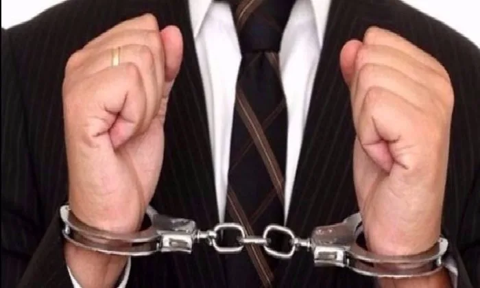 احتجاز مفتش مالي في مجلس مدينة إبشواي لمدة 4 أيام بتهمة التشهير عبر فيسبوك احتجاز مفتش مالي في مجلس مدينة إبشواي لمدة 4 أيام بتهمة التشهير عبر فيسبوك