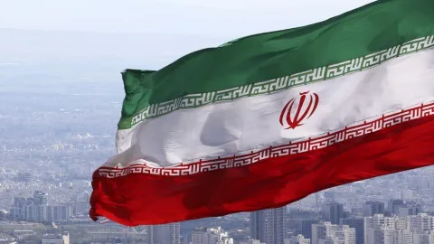 سكان يهربون من طهران وسط ازدحامات مرورية