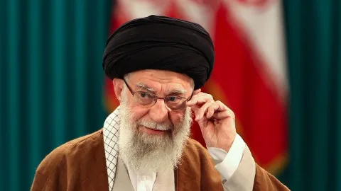 بعد عقود من الصعوبات، يواجه خامنئي أصعب وأخطر اختبار له.. من سيكون المنتصر في صراع “عض الأصابع” مع إسرائيل؟ بعد عقود من الصعوبات، يواجه خامنئي أصعب وأخطر اختبار له.. من سيكون المنتصر في صراع “عض الأصابع” مع إسرائيل؟