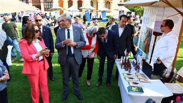 وزيرة التنمية المحلية وعميد كلية التعليم المستمر يزوران معرض “أيادي مصر” وخريجات منحة AUC SHE Can وزيرة التنمية المحلية وعميد كلية التعليم المستمر يزوران معرض “أيادي مصر” وخريجات منحة AUC SHE Can