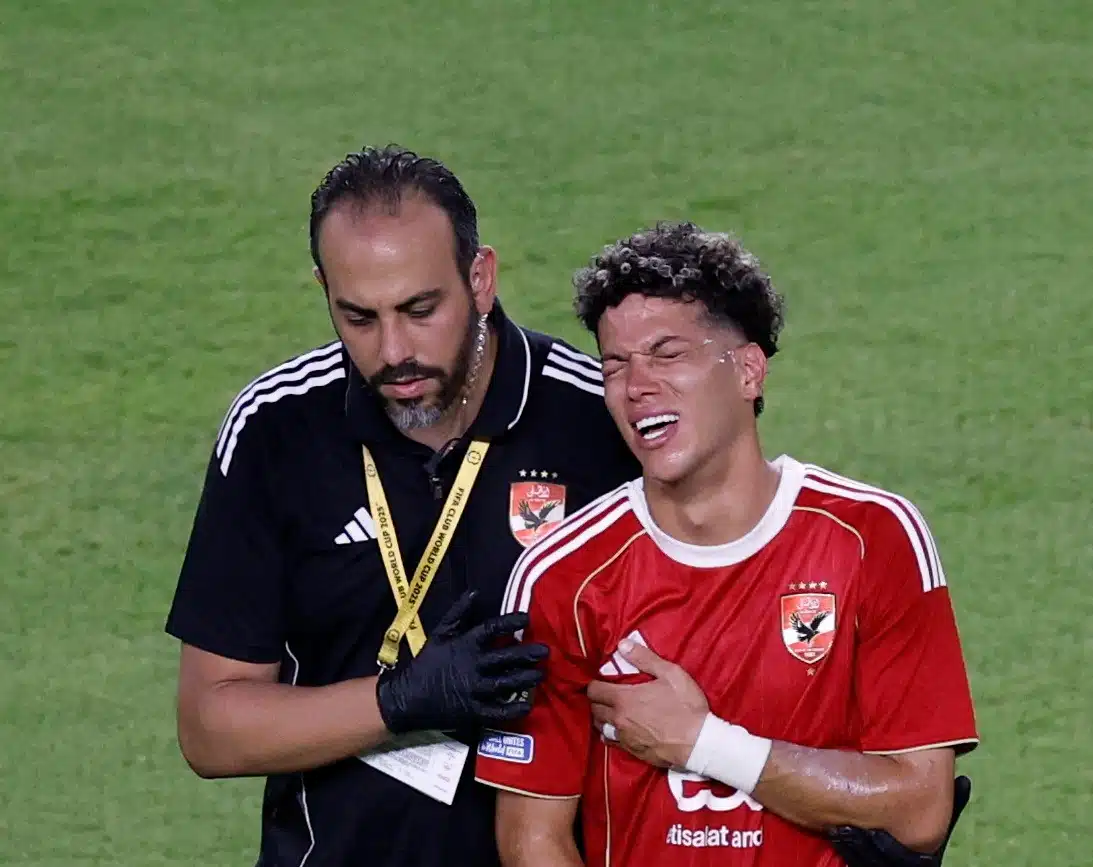 إمام عاشور يرفض العودة إلى القاهرة.. وتخفيض 5% من عقد لاعب الأهلي إمام عاشور يرفض العودة إلى القاهرة.. وتخفيض 5% من عقد لاعب الأهلي