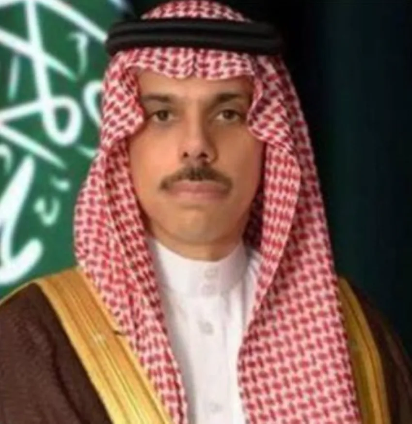 فيصل بن فرحان يتلقى مكالمة هاتفية من نظيره الفرنسي. فيصل بن فرحان يتلقى مكالمة هاتفية من نظيره الفرنسي.
