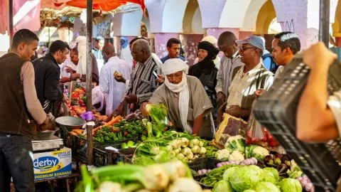 رجال الأمن يتسببون في اعتداء على بائع.. فيديو يثير غضب الجزائريين رجال الأمن يتسببون في اعتداء على بائع.. فيديو يثير غضب الجزائريين