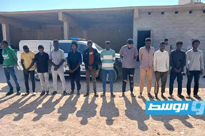 إلقاء القبض على 12 مهاجراً غير شرعي في درنة، بينهم شخص مصاب بفيروس «الإيدز» إلقاء القبض على 12 مهاجراً غير شرعي في درنة، بينهم شخص مصاب بفيروس «الإيدز»
