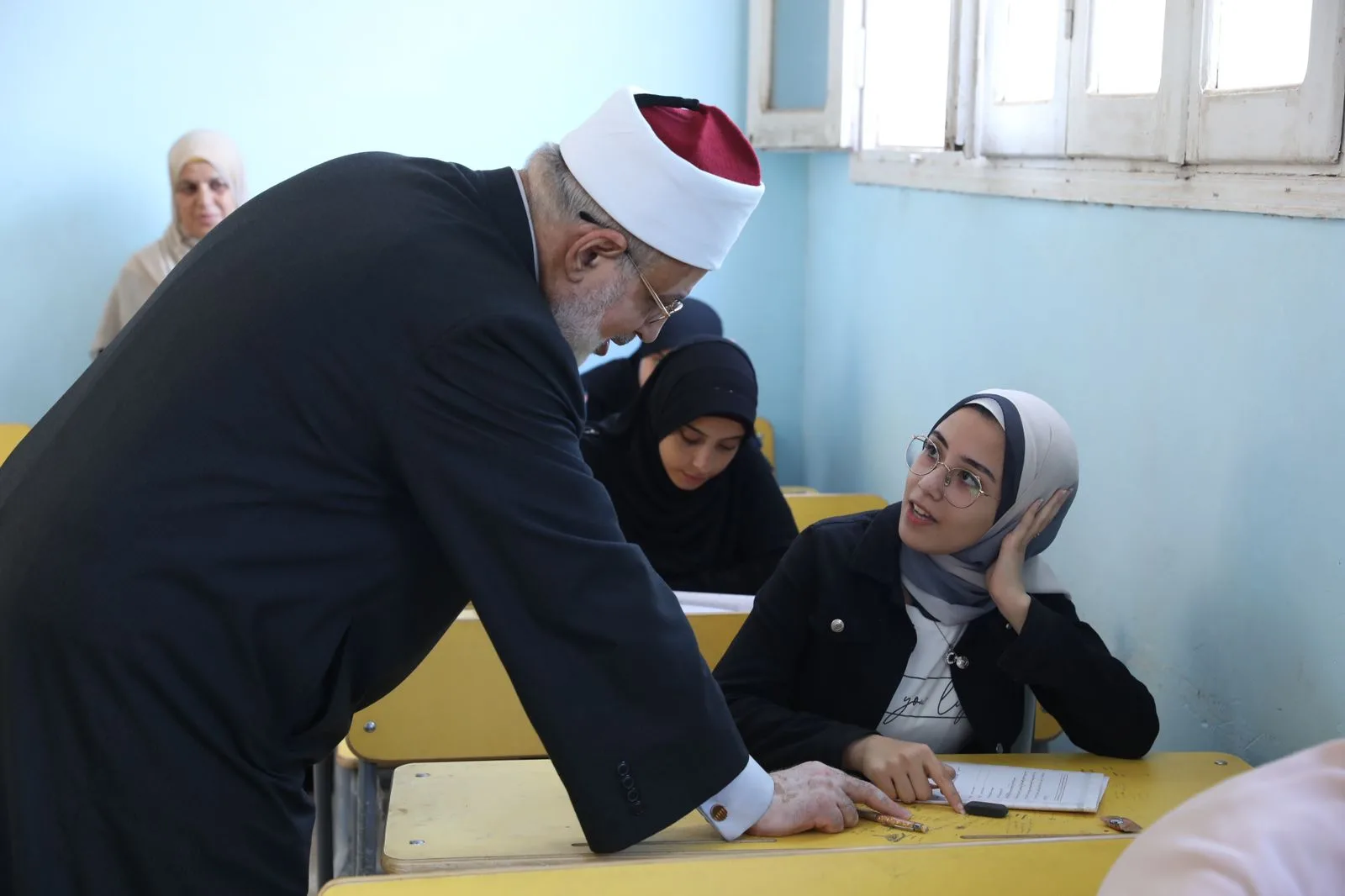طلاب القسم الأدبي يخوضون امتحانات الثانوية الأزهرية اليوم في مادة الفقه طلاب القسم الأدبي يخوضون امتحانات الثانوية الأزهرية اليوم في مادة الفقه