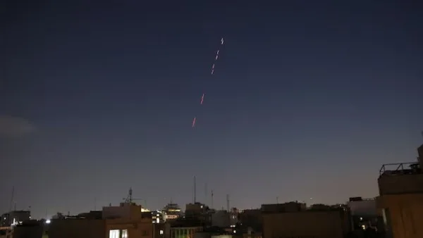 إيران: الدفاعات الجوية تتصدى لأهداف معادية في سماء طهران ومناطق غربية أخرى