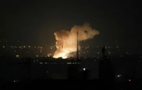غارات إسرائيلية على مفاعل نطنز النووي في إيران.. وواشنطن تعزز وجودها العسكري في الشرق الأوسط.