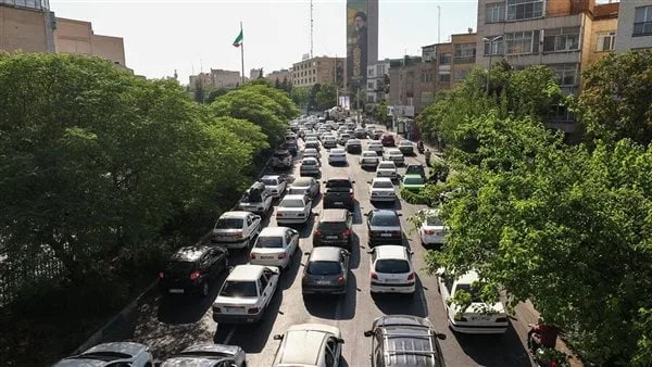 عاجل.. بعد تحذير ترامب.. لقطات توضح مغادرة آلاف الإيرانيين لمدينة طهران (فيديو)