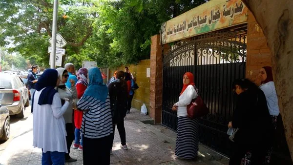 بداية وصول طلاب الثانوية العامة في اليوم الثاني من الامتحانات إلى اللجان الامتحانية بداية وصول طلاب الثانوية العامة في اليوم الثاني من الامتحانات إلى اللجان الامتحانية