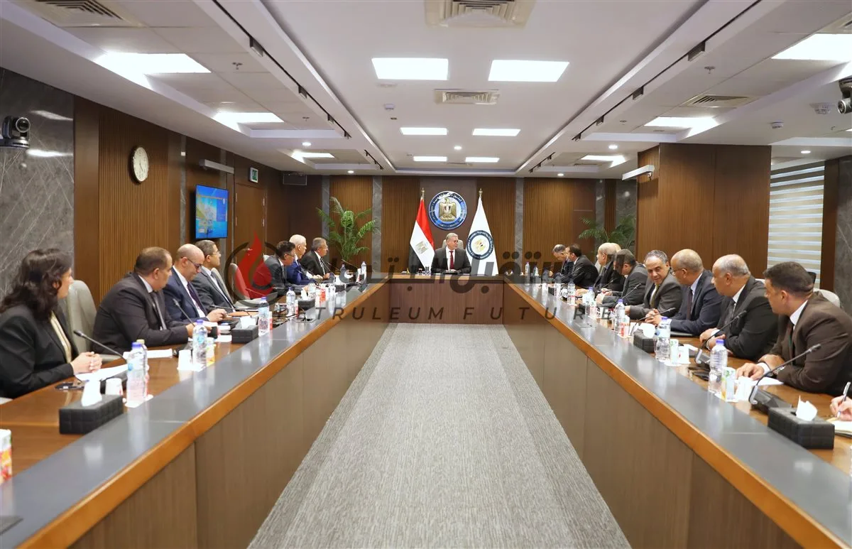 وزير البترول يجتمع بعدد من كبار الصحفيين ورؤساء التحرير وخبراء الاقتصاد والطاقة في مصر وزير البترول يجتمع بعدد من كبار الصحفيين ورؤساء التحرير وخبراء الاقتصاد والطاقة في مصر