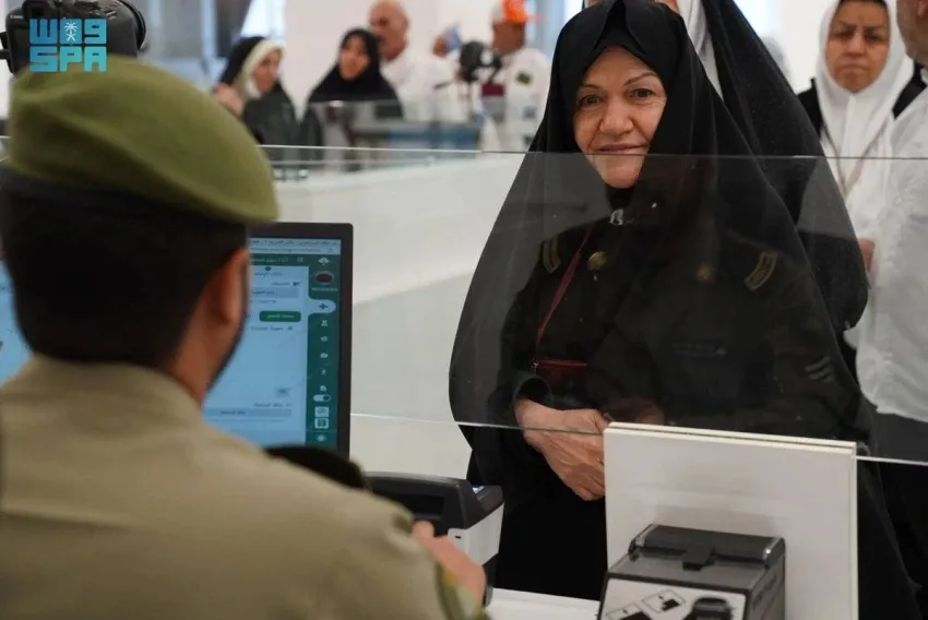 حرس الحدود يستمر في تقديم خدماته لتيسير عودة الحجاج القادمين من إيران عبر منفذ جديدة عرعر. حرس الحدود يستمر في تقديم خدماته لتيسير عودة الحجاج القادمين من إيران عبر منفذ جديدة عرعر.