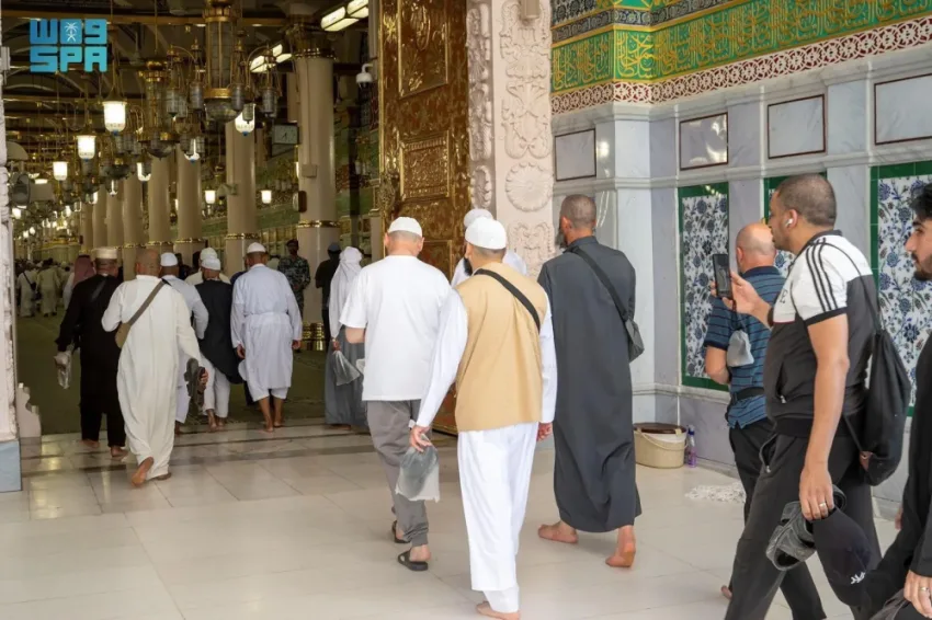انسيابية حركة الزوار من باب السلام في المسجد النبوي تعكس تنسيق التنظيم والجهود الميدانية. انسيابية حركة الزوار من باب السلام في المسجد النبوي تعكس تنسيق التنظيم والجهود الميدانية.