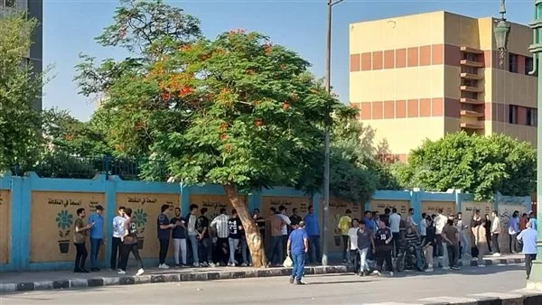تدفق طلاب الثانوية العامة إلى لجان الامتحانات في أسيوط تدفق طلاب الثانوية العامة إلى لجان الامتحانات في أسيوط