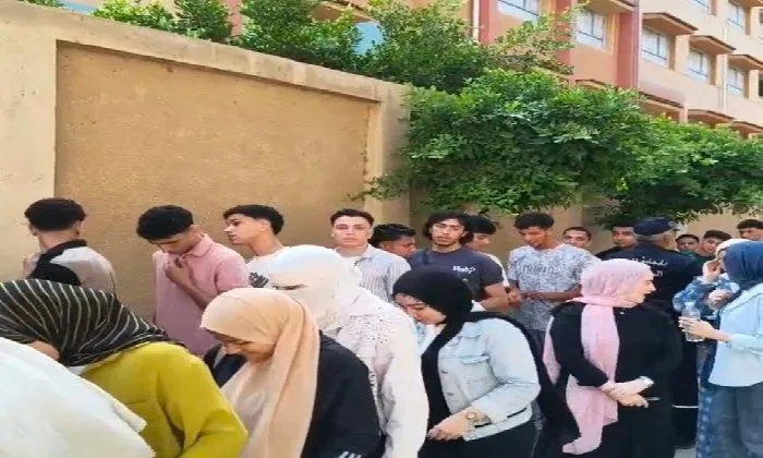 تحت إجراءات أمنية صارمة، وصول طلاب الثانوية العامة بالإسكندرية لأداء اختبار اللغة الأجنبية الثانية. تحت إجراءات أمنية صارمة، وصول طلاب الثانوية العامة بالإسكندرية لأداء اختبار اللغة الأجنبية الثانية.