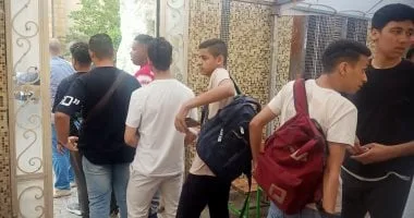 تفتيش طلاب الثانوية العامة باستخدام العصا الإلكترونية قبل دخول القاعات الامتحانية تفتيش طلاب الثانوية العامة باستخدام العصا الإلكترونية قبل دخول القاعات الامتحانية