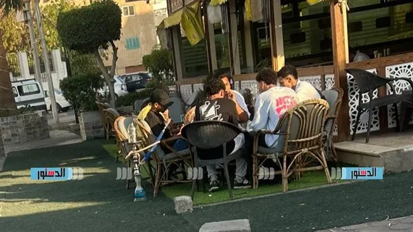 إقبال طلاب الثانوية العامة في الغردقة على المقاهي حول لجان الامتحانات إقبال طلاب الثانوية العامة في الغردقة على المقاهي حول لجان الامتحانات