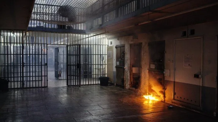 مقتل 4 نزلاء وإصابة 3 حراس جراء اختناق خلال حريق في سجن أوروجواي