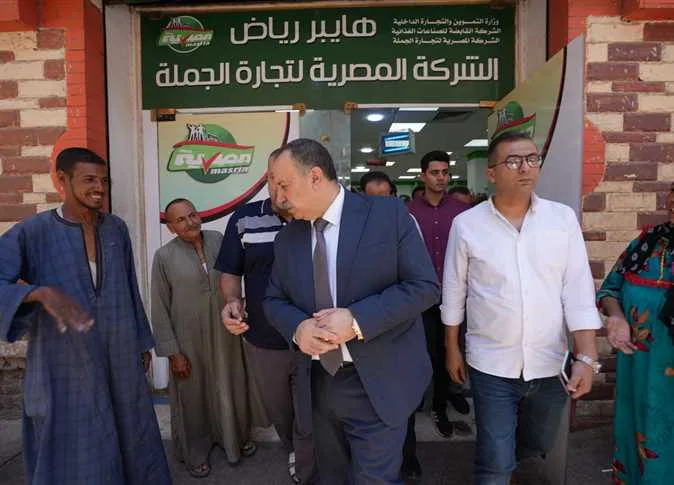 محافظ أسيوط يتابع فرع شركة تجارة الجملة المصرية ويشدد على توفر السلع بأسعار مخفضة بنسبة 30%