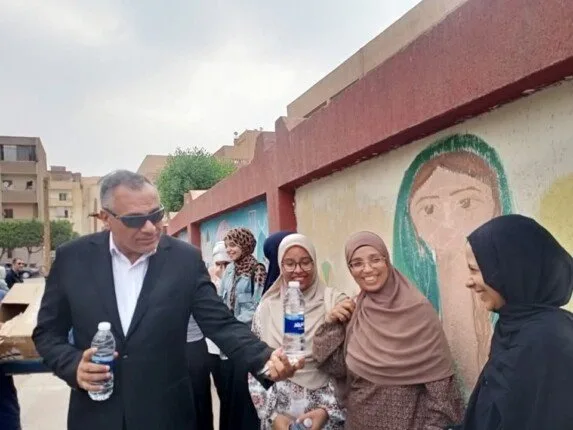 مدير تعليم العبور يخفف حرارة الصيف على طلاب الثانوي بالمياه الباردة