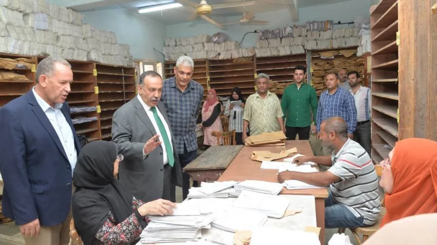 محافظ أسيوط يزور لجنة النظام والمراقبة لمتابعة عمليات تصحيح ورصد الدرجات للشهادة الإعدادية