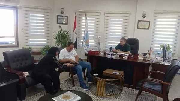 رئيس حي جنوب الغردقة يتناول شكاوى المواطنين خلال لقاء أسبوعي مباشر رئيس حي جنوب الغردقة يتناول شكاوى المواطنين خلال لقاء أسبوعي مباشر