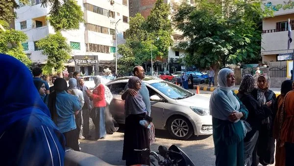 القرآن والدعوات أمام اللجان.. أولياء الأمور يدعمون طلاب الثانوية في حلوان (بث مباشر) القرآن والدعوات أمام اللجان.. أولياء الأمور يدعمون طلاب الثانوية في حلوان (بث مباشر)