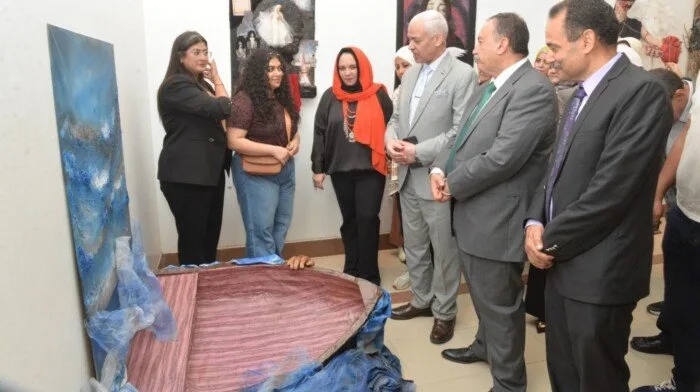 من النفايات البيئية إلى الإبداع الفني: محافظ أسيوط ي inaugurates معرض «قضايا» للفنون التصميمية