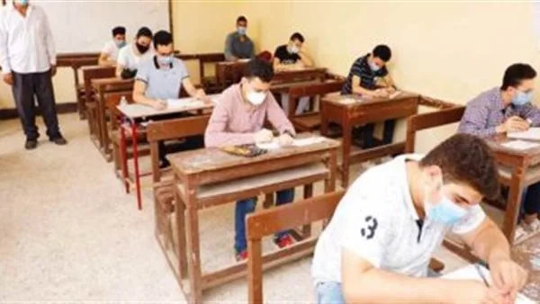 طلاب يبدؤون مغادرة لجان امتحانات اللغة الأجنبية الثانية