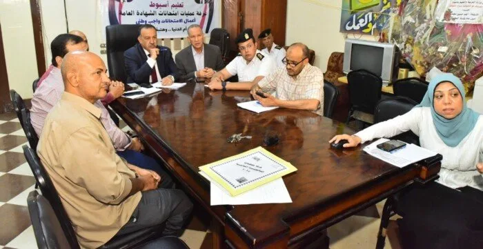 محافظ أسيوط يعلن عن سلامة مراقبي الثانوية عقب حادث انقلاب حافلة صغيرة