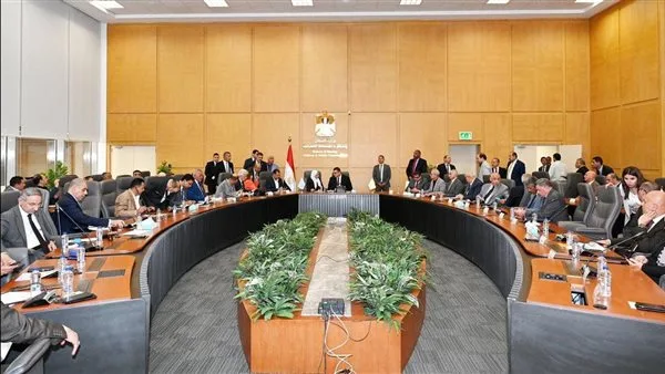 وزير الإسكان يجتمع دورياً مع مجموعة من أعضاء مجلسي النواب والشيوخ